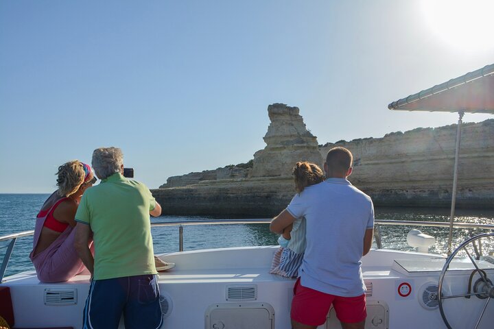 Catamaran cruise to Benagil Caves along the Algarve coast from Albufeira, Portugal, photo 15 | wizardtrip