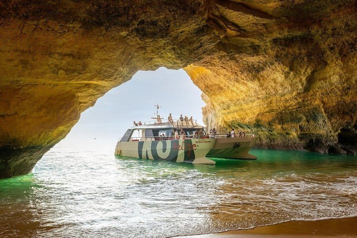 Catamaran cruise to Benagil Caves along the Algarve coast from Albufeira, Portugal, photo 16 | wizardtrip