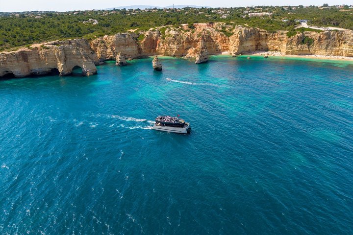 Albufeira: Brunch and Benagil Caves with Open Bar | wizardtrip