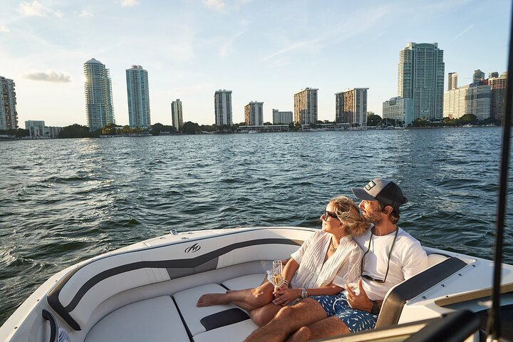 Excursion privée en bateau à Miami avec capitaine expérimenté et champagne | wizardtrip