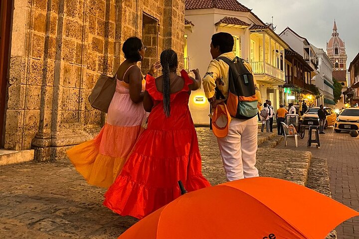 Tour privato a piedi che esplora la storica Città Murata di Cartagena e il vivace quartiere di Getsemaní, mostrando architettura coloniale e street art, foto 9 | wizardtrip