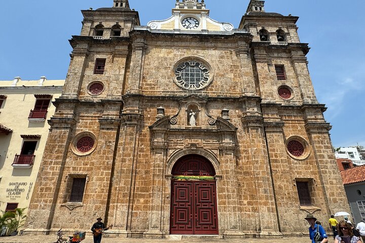 Tour privato a piedi che esplora la storica Città Murata di Cartagena e il vivace quartiere di Getsemaní, mostrando architettura coloniale e street art, foto 12 | wizardtrip