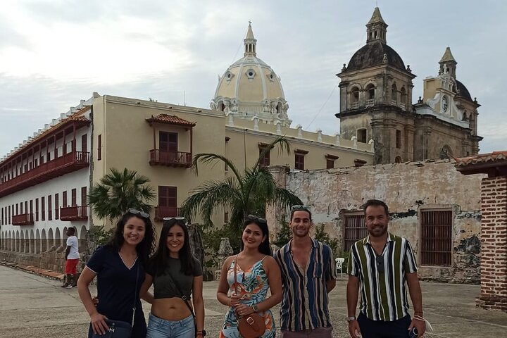 Tour privato a piedi che esplora la storica Città Murata di Cartagena e il vivace quartiere di Getsemaní, mostrando architettura coloniale e street art, foto 14 | wizardtrip