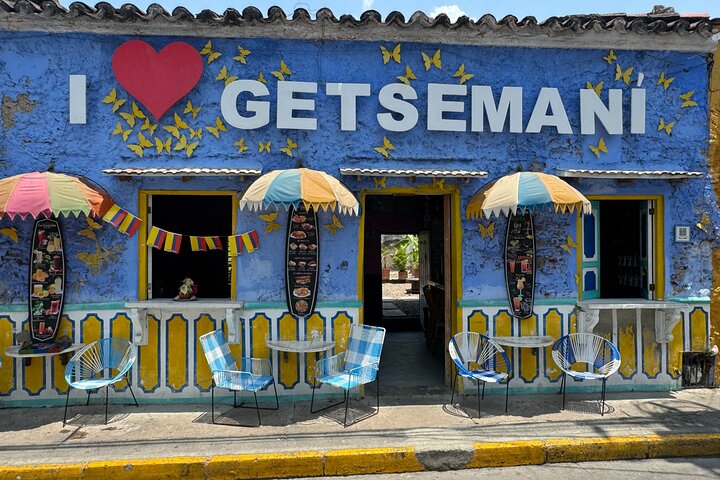 Tour privato a piedi che esplora la storica Città Murata di Cartagena e il vivace quartiere di Getsemaní, mostrando architettura coloniale e street art, foto 15 | wizardtrip