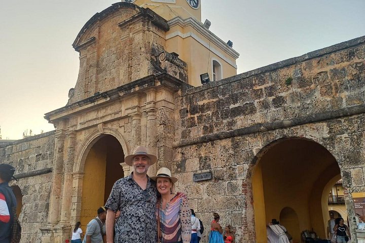 Tour privato a piedi che esplora la storica Città Murata di Cartagena e il vivace quartiere di Getsemaní, mostrando architettura coloniale e street art, foto 18 | wizardtrip