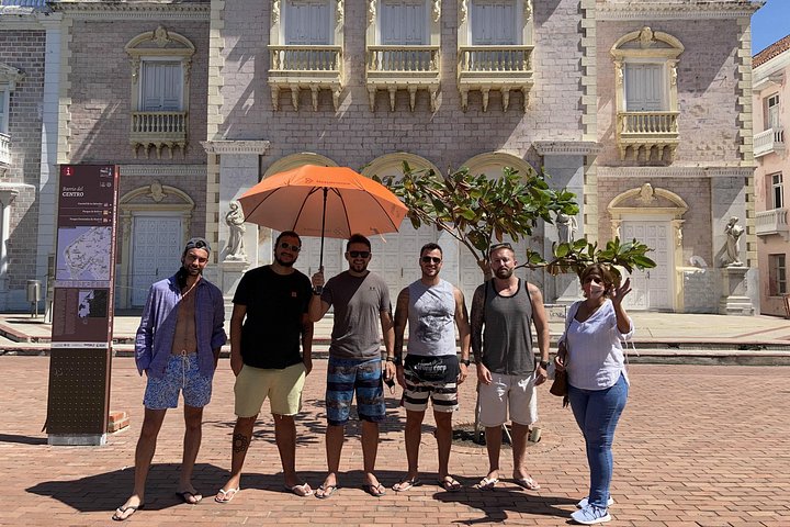 Tour privato a piedi che esplora la storica Città Murata di Cartagena e il vivace quartiere di Getsemaní, mostrando architettura coloniale e street art, foto 23 | wizardtrip