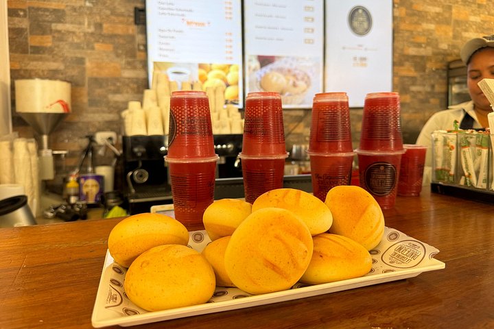 Explora la Ciudad Amurallada de Cartagena en un tour de comida callejera, degustando delicias locales y café, foto 6 | wizardtrip