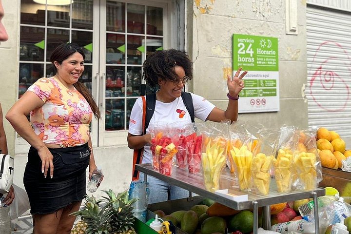 Explora la Ciudad Amurallada de Cartagena en un tour de comida callejera, degustando delicias locales y café, foto 7 | wizardtrip