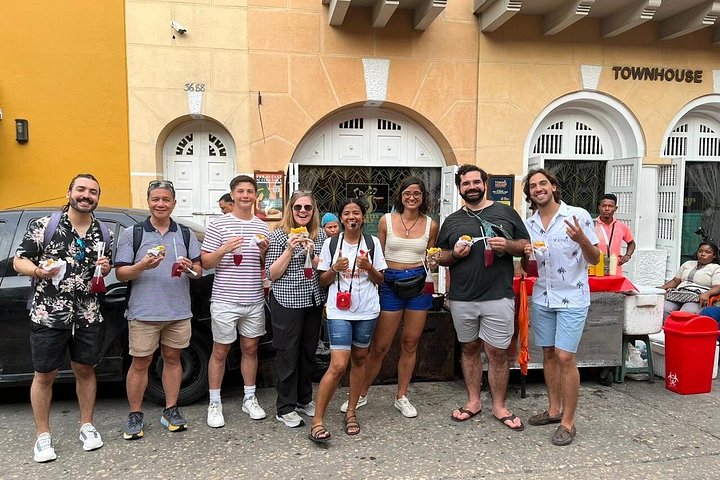 Explora la Ciudad Amurallada de Cartagena en un tour de comida callejera, degustando delicias locales y café, foto 8 | wizardtrip