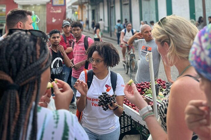 Explora la Ciudad Amurallada de Cartagena en un tour de comida callejera, degustando delicias locales y café, foto 9 | wizardtrip