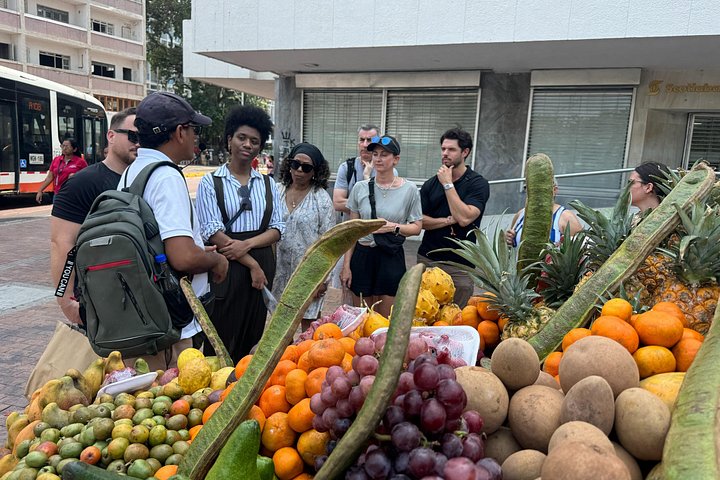 Explora la Ciudad Amurallada de Cartagena en un tour de comida callejera, degustando delicias locales y café, foto 10 | wizardtrip