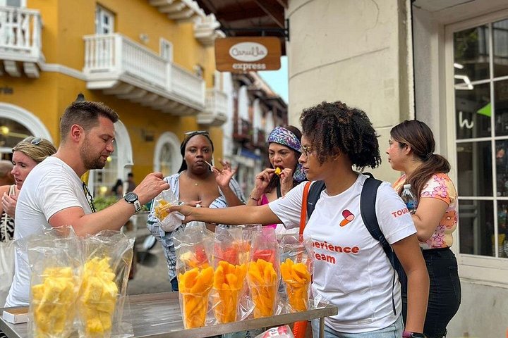 Explora la Ciudad Amurallada de Cartagena en un tour de comida callejera, degustando delicias locales y café, foto 11 | wizardtrip