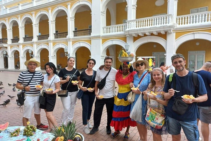 Explora la Ciudad Amurallada de Cartagena en un tour de comida callejera, degustando delicias locales y café, foto 12 | wizardtrip