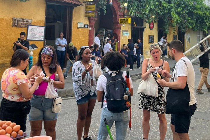 Explora la Ciudad Amurallada de Cartagena en un tour de comida callejera, degustando delicias locales y café, foto 14 | wizardtrip