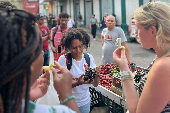 Explora la Ciudad Amurallada de Cartagena en un tour de comida callejera, degustando delicias locales y café, foto 16 | wizardtrip