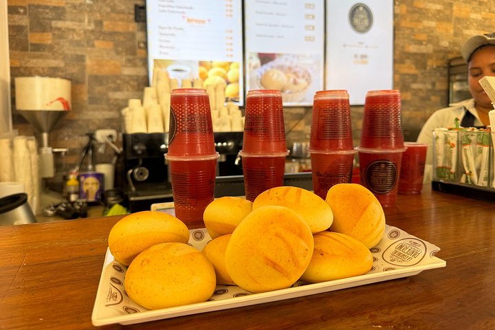 Explora la Ciudad Amurallada de Cartagena en un tour de comida callejera, degustando delicias locales y café, foto 17 | wizardtrip