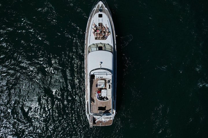 Privat lyxyacht som kryssar på Bosporensundet i Istanbul, förbi ikoniska landmärken, foto 6 | wizardtrip