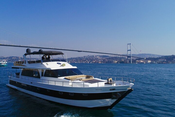 Privat lyxyacht som kryssar på Bosporensundet i Istanbul, förbi ikoniska landmärken, foto 7 | wizardtrip