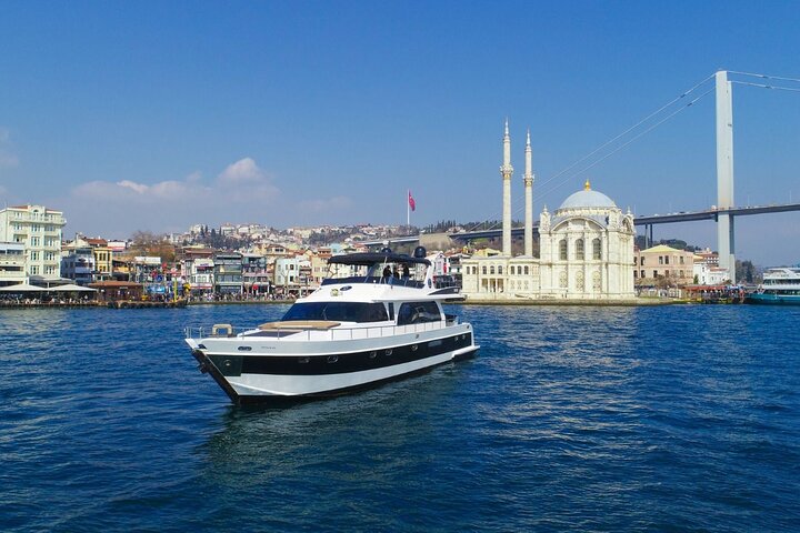 Privat lyxyacht som kryssar på Bosporensundet i Istanbul, förbi ikoniska landmärken, foto 9 | wizardtrip