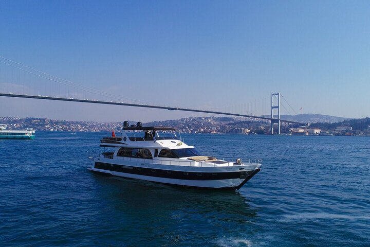 Privat lyxyacht som kryssar på Bosporensundet i Istanbul, förbi ikoniska landmärken, foto 10 | wizardtrip