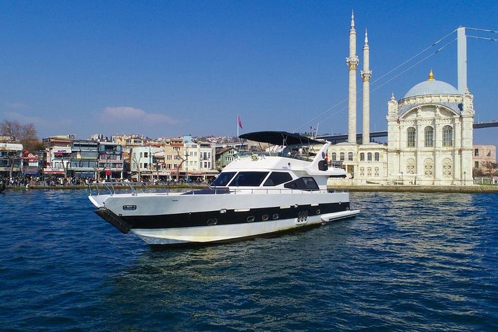 Privat lyxyacht som kryssar på Bosporensundet i Istanbul, förbi ikoniska landmärken, foto 13 | wizardtrip