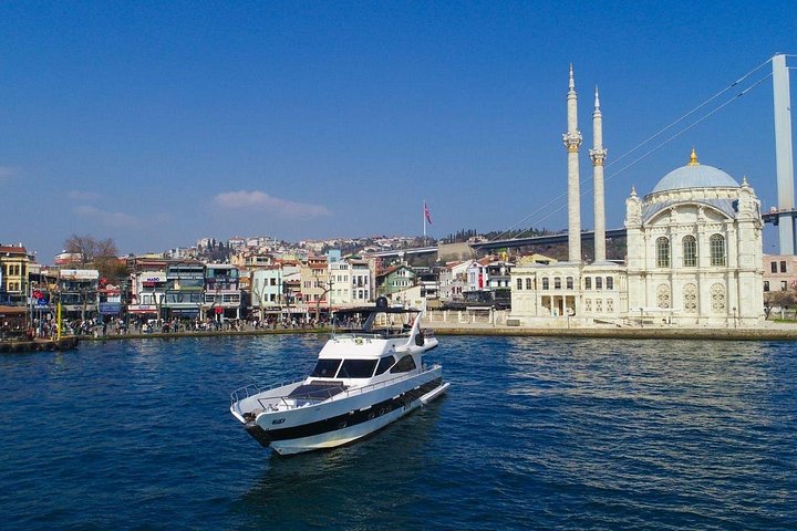 Privat lyxyacht som kryssar på Bosporensundet i Istanbul, förbi ikoniska landmärken, foto 19 | wizardtrip