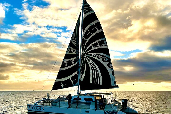 Croisière Cocktail au Coucher du Soleil à Waikiki sur le Moana Catamaran