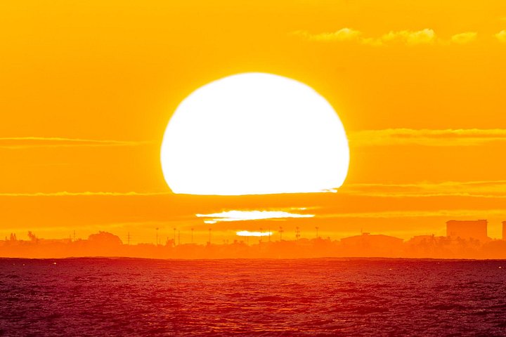 Croisière en catamaran au coucher du soleil le long de la plage de Waikiki, Oahu, avec des vues imprenables sur l'océan, photo 7 | wizardtrip