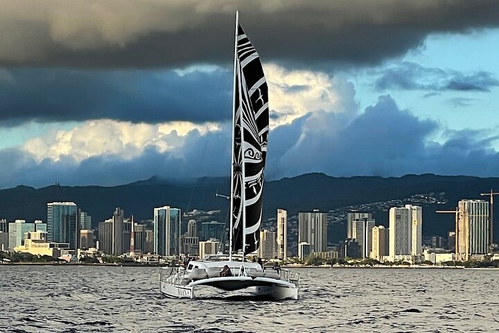 Croisière en catamaran au coucher du soleil le long de la plage de Waikiki, Oahu, avec des vues imprenables sur l'océan, photo 8 | wizardtrip