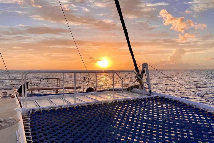 Croisière en catamaran au coucher du soleil le long de la plage de Waikiki, Oahu, avec des vues imprenables sur l'océan, photo 9 | wizardtrip