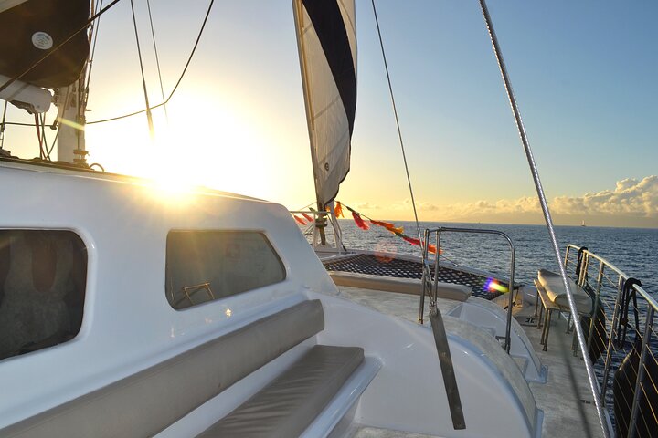 Croisière en catamaran au coucher du soleil le long de la plage de Waikiki, Oahu, avec des vues imprenables sur l'océan, photo 10 | wizardtrip