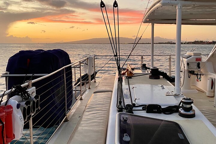 Croisière en catamaran au coucher du soleil le long de la plage de Waikiki, Oahu, avec des vues imprenables sur l'océan, photo 12 | wizardtrip