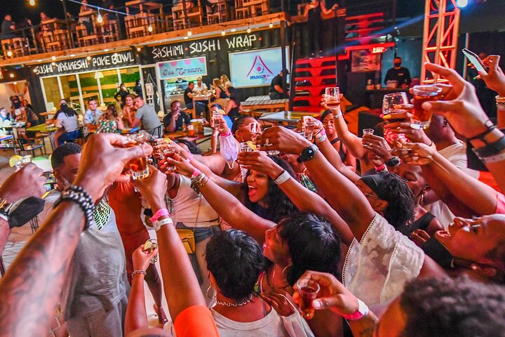 Party bus tour op Aruba met DJ, cocktails en nachtleven stops, foto 7 | wizardtrip