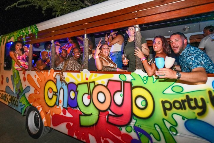 Party bus tour op Aruba met DJ, cocktails en nachtleven stops, foto 10 | wizardtrip