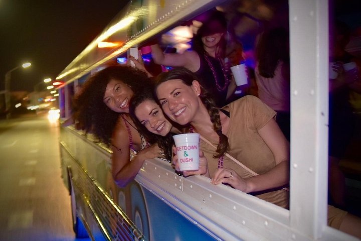 Party bus tour op Aruba met DJ, cocktails en nachtleven stops, foto 12 | wizardtrip