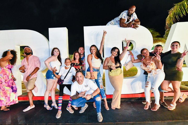 Party bus tour op Aruba met DJ, cocktails en nachtleven stops, foto 14 | wizardtrip