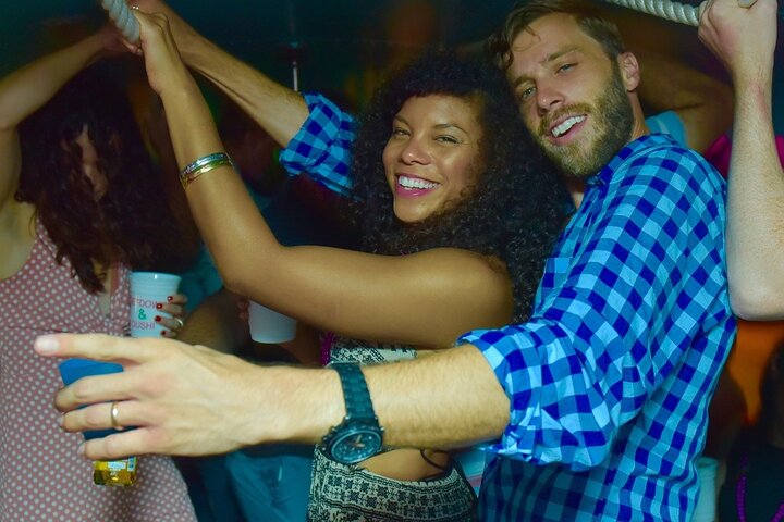 Party bus tour op Aruba met DJ, cocktails en nachtleven stops, foto 15 | wizardtrip