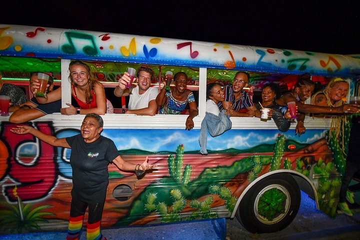 Party bus tour op Aruba met DJ, cocktails en nachtleven stops, foto 18 | wizardtrip