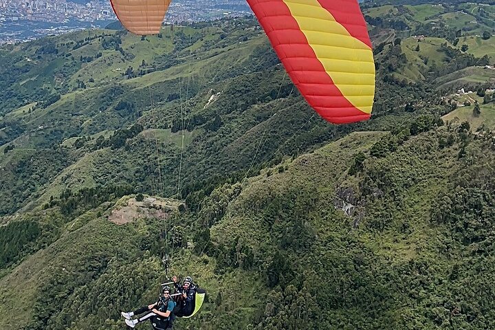Opplev spenningen ved paragliding over Medellín, Colombia, med fantastisk utsikt, foto 14 | wizardtrip