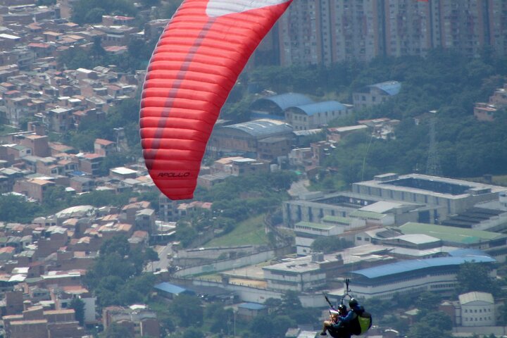 Opplev spenningen ved paragliding over Medellín, Colombia, med fantastisk utsikt, foto 17 | wizardtrip