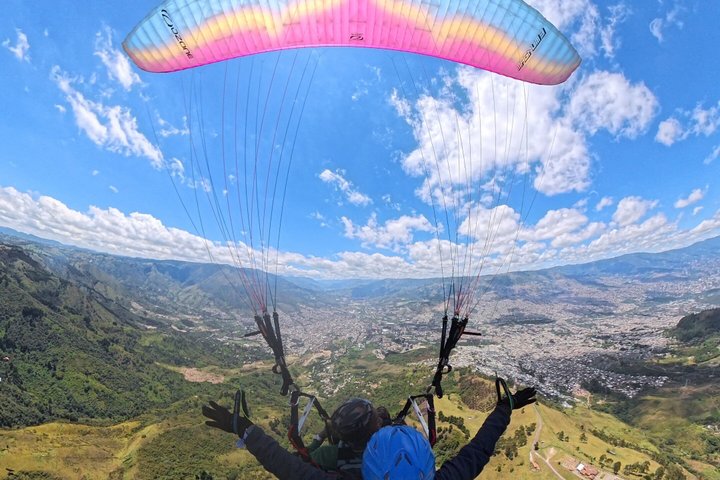 Opplev spenningen ved paragliding over Medellín, Colombia, med fantastisk utsikt, foto 18 | wizardtrip