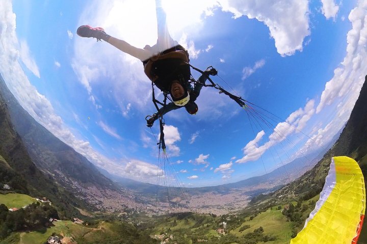 Opplev spenningen ved paragliding over Medellín, Colombia, med fantastisk utsikt, foto 19 | wizardtrip
