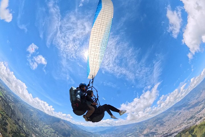 Opplev spenningen ved paragliding over Medellín, Colombia, med fantastisk utsikt, foto 20 | wizardtrip