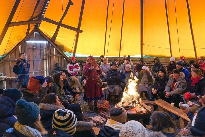 Ervaar rendierslederen en Sami cultuur met een slee tour, het voeren van rendieren en een traditionele maaltijd in Tromsø, foto 7 | wizardtrip