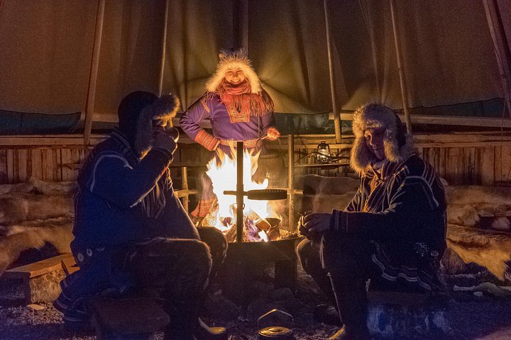 Ervaar rendierslederen en Sami cultuur met een slee tour, het voeren van rendieren en een traditionele maaltijd in Tromsø, foto 11 | wizardtrip