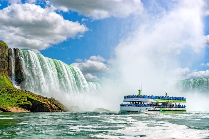Explore Niagara Falls attractions on both US and Canadian sides, including boat tours and observation towers, photo 1 | wizardtrip