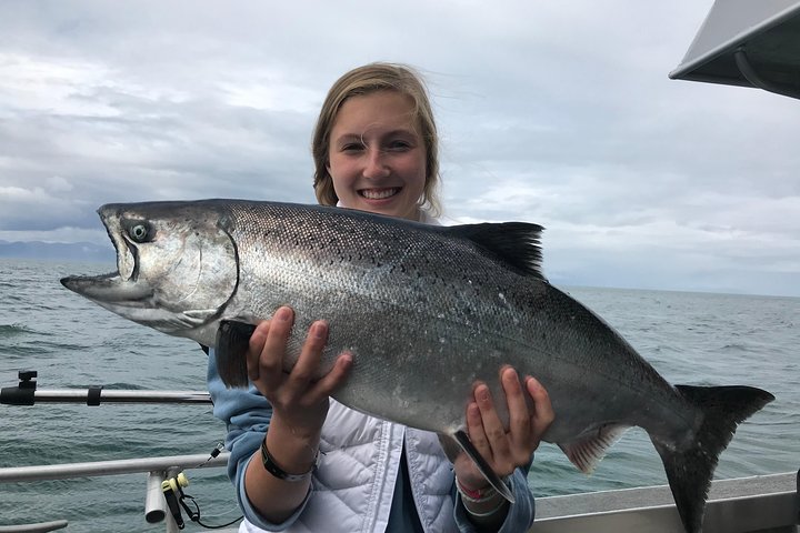 Genießen Sie ein aufregendes Lachs- und Heilbuttfang-Abenteuer in den Gewässern von Ketchikan, Alaska, Foto 10 | wizardtrip