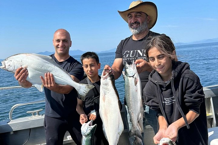 Genießen Sie ein aufregendes Lachs- und Heilbuttfang-Abenteuer in den Gewässern von Ketchikan, Alaska, Foto 26 | wizardtrip