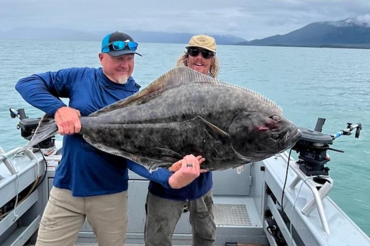 Genießen Sie ein aufregendes Lachs- und Heilbuttfang-Abenteuer in den Gewässern von Ketchikan, Alaska, Foto 27 | wizardtrip