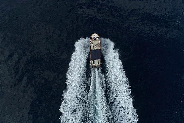 Bådtur til Capri fra Positano, der viser øens fantastiske kystlinje og grotter, foto 6 | wizardtrip